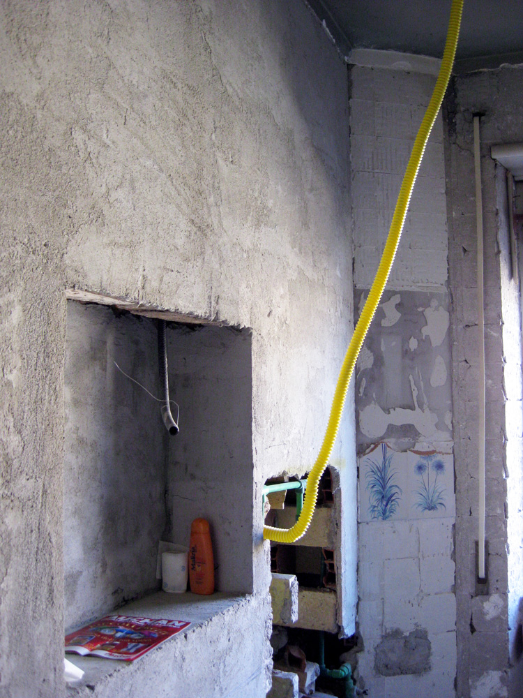 Realizzazione impianto idraulico di carico e scarico compresa fornitura di sanitari, rubinetteria, pavimenti e rivestimenti. Lavoro chiavi in mano.