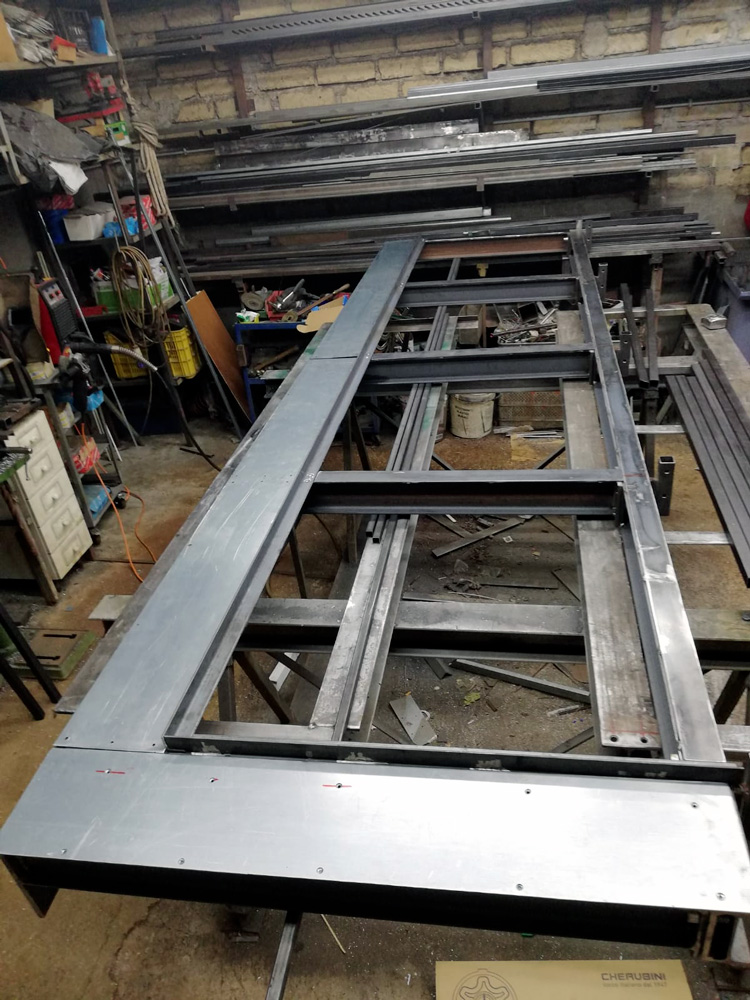 Realizzazione porta finestra , fornitura e posa in opera di balaustra balcone in vetro.