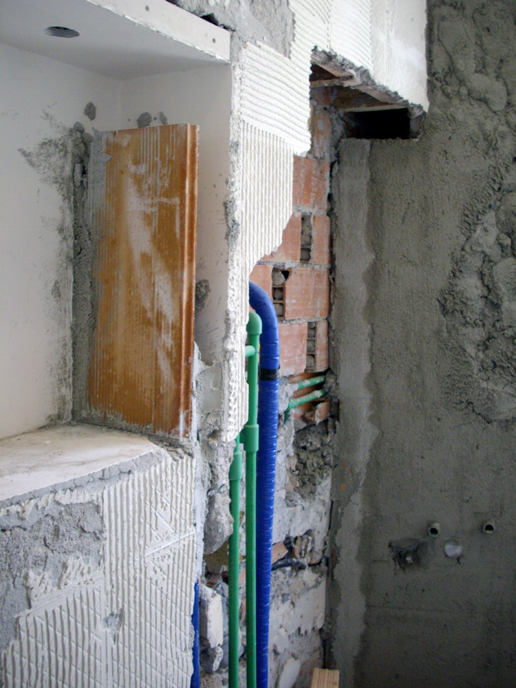 Realizzazione di controsoffitto, velette con faretti e pareti divisorie.
