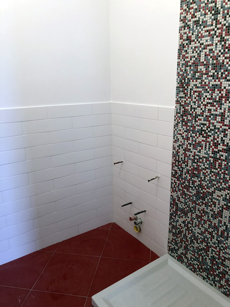 Realizzazione impianto idraulico di carico e scarico, impianto termico e elettrico. Compresa fornitura di sanitari, box doccia, rubinetteria, pavimenti e rivestimenti. Lavoro chiavi in mano.