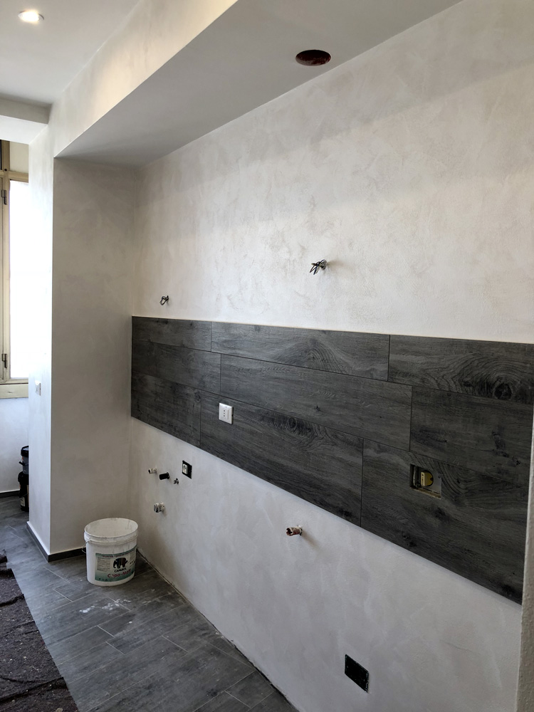 Fornitura e posa in opera di rivestimento per angolo cottura.