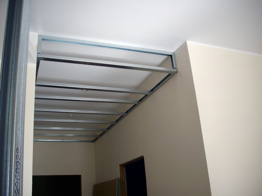 Realizzazione di controsoffitto, velette con faretti e pareti divisorie.