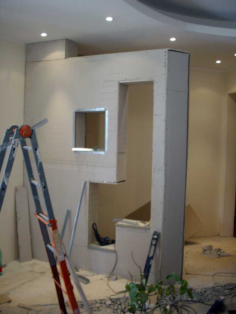 Realizzazione di controsoffitto, velette con faretti e pareti divisorie.