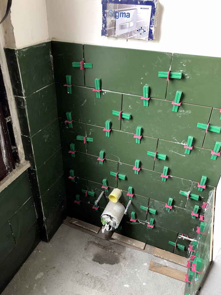 Realizzazione impianto idraulico di carico e scarico, impianto termico e elettrico. Compresa fornitura di sanitari, box doccia, rubinetteria, pavimenti e rivestimenti. Lavoro chiavi in mano.
