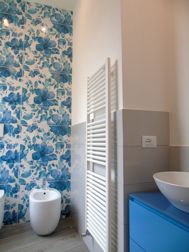 Realizzazione impianto idraulico di carico / scarico bagno compresa fornitura e posa in opera di sanitari, rubinetteria, pavimenti e rivestimenti.