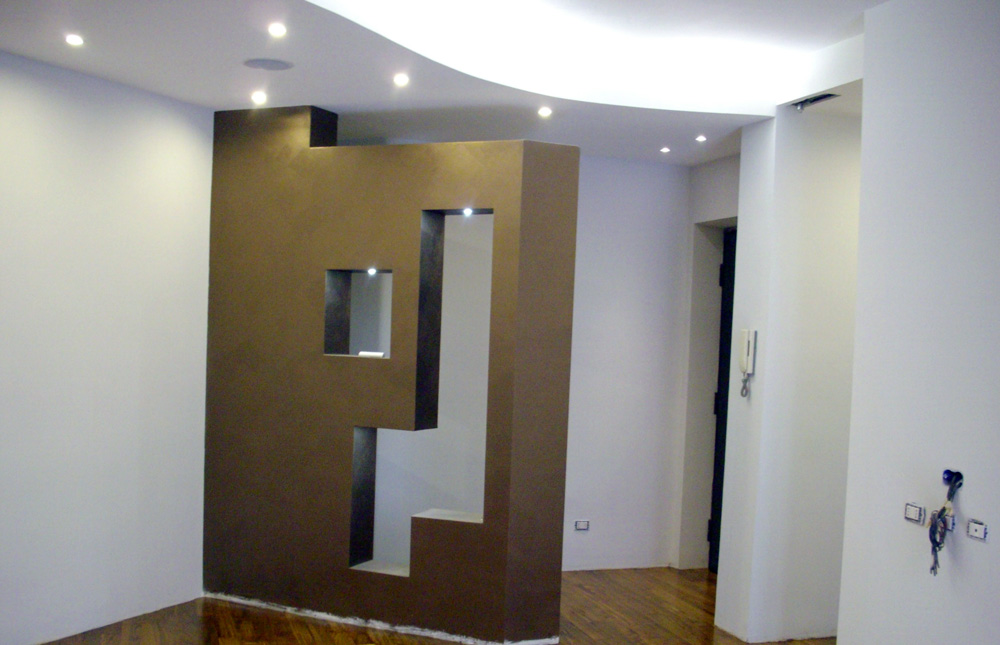 Realizzazione di controsoffitto, velette con faretti e pareti divisorie.