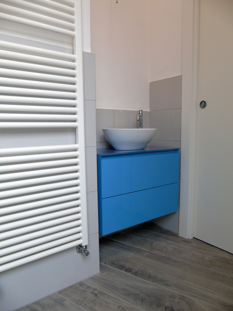 Realizzazione impianto idraulico di carico / scarico bagno compresa fornitura e posa in opera di sanitari, rubinetteria, pavimenti e rivestimenti.