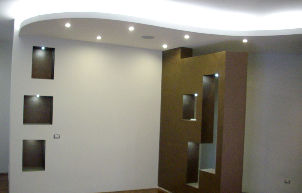 Realizzazione di controsoffitto, velette con faretti e pareti divisorie.