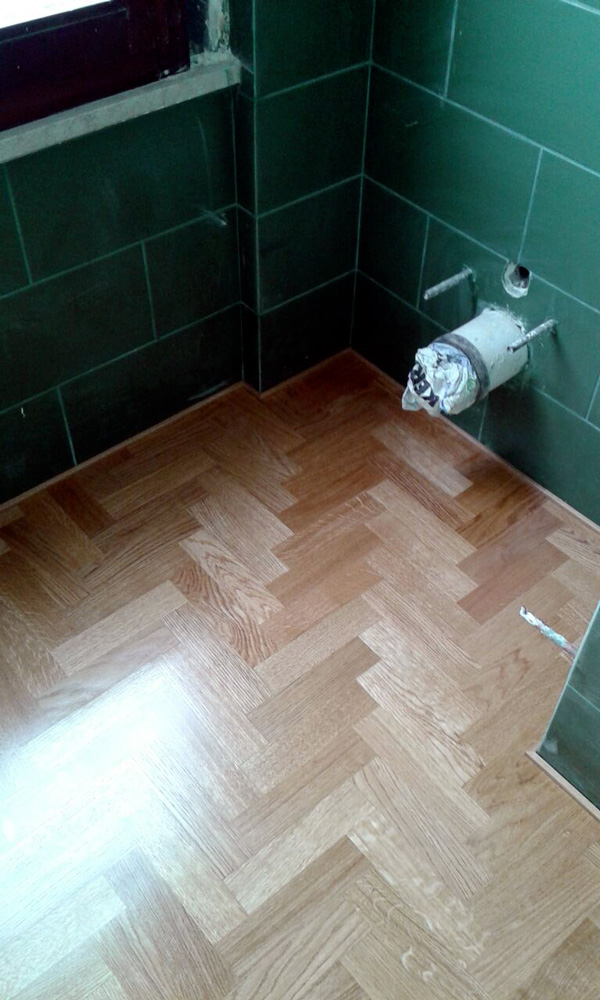 Realizzazione impianto idraulico di carico e scarico, impianto termico e elettrico. Compresa fornitura di sanitari, box doccia, rubinetteria, pavimenti e rivestimenti. Lavoro chiavi in mano.