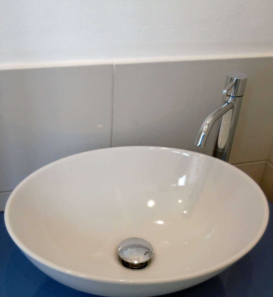 Realizzazione impianto idraulico di carico / scarico bagno compresa fornitura e posa in opera di sanitari, rubinetteria, pavimenti e rivestimenti.