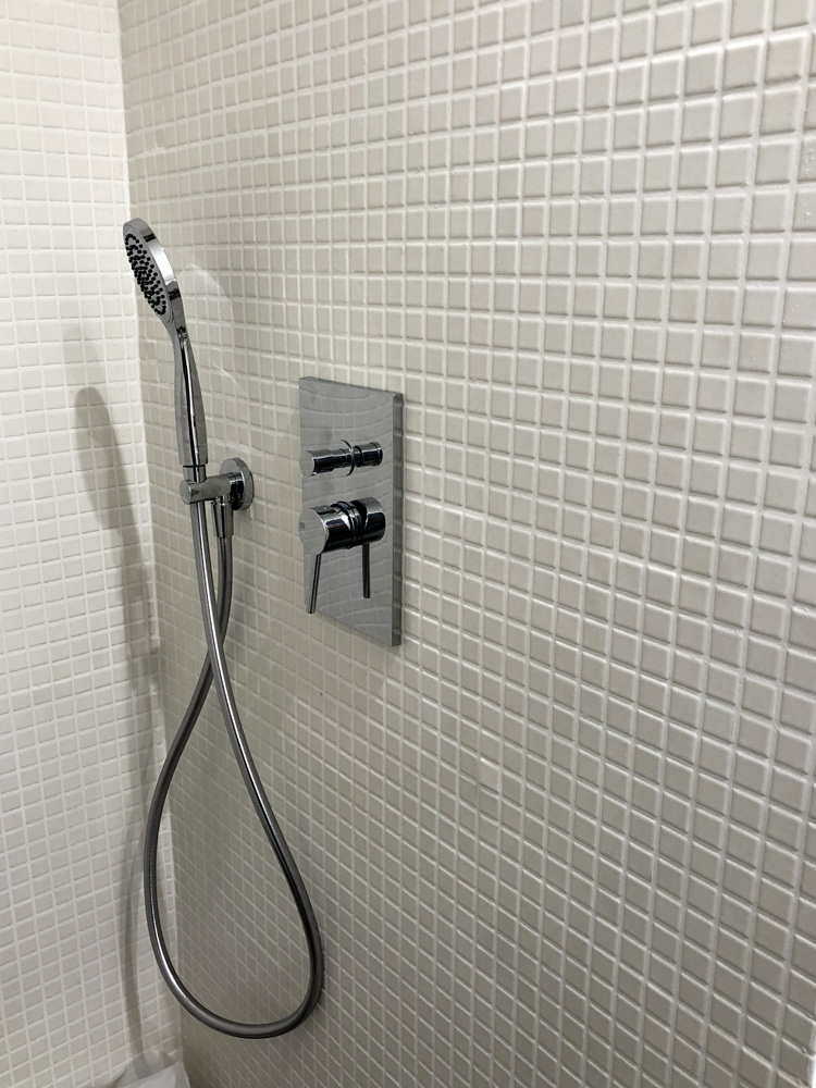 Realizzazione impianto idraulico di carico / scarico bagno compresa fornitura e posa in opera di sanitari, rubinetteria, pavimenti e rivestimenti.
