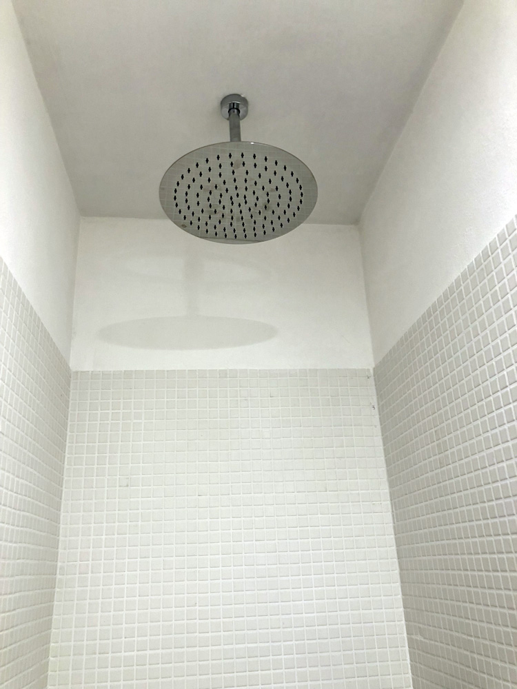 Realizzazione impianto idraulico di carico / scarico bagno compresa fornitura e posa in opera di sanitari, rubinetteria, pavimenti e rivestimenti.