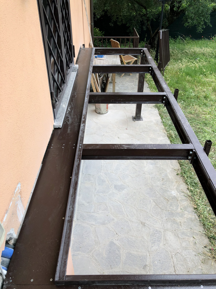 Realizzazione porta finestra , fornitura e posa in opera di balaustra balcone in vetro.
