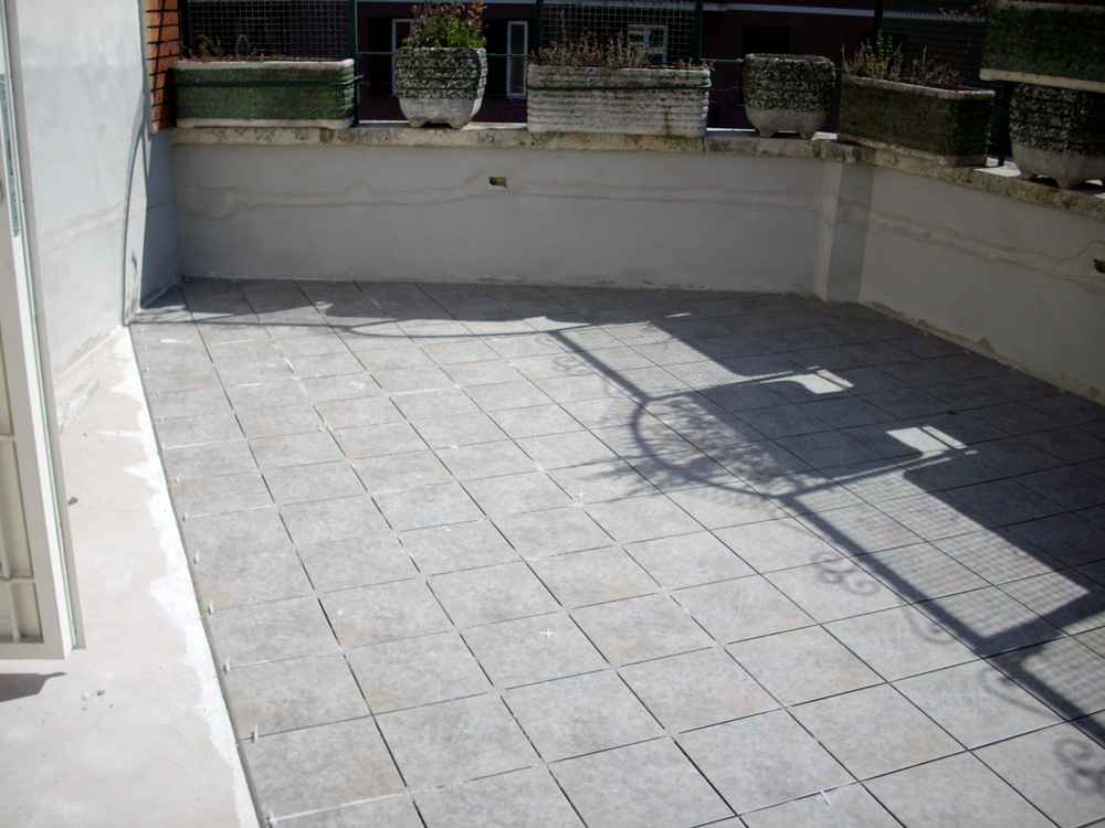 Ripristino di terrazza ammalorata e fornitura  e posa in opera di pavimentazione.