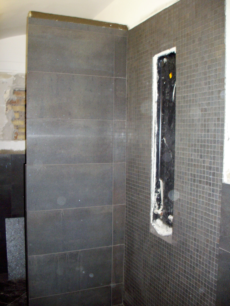 Realizzazione impianto idraulico di carico e scarico compresa fornitura di sanitari, rubinetteria, pavimenti e rivestimenti. Lavoro chiavi in mano.