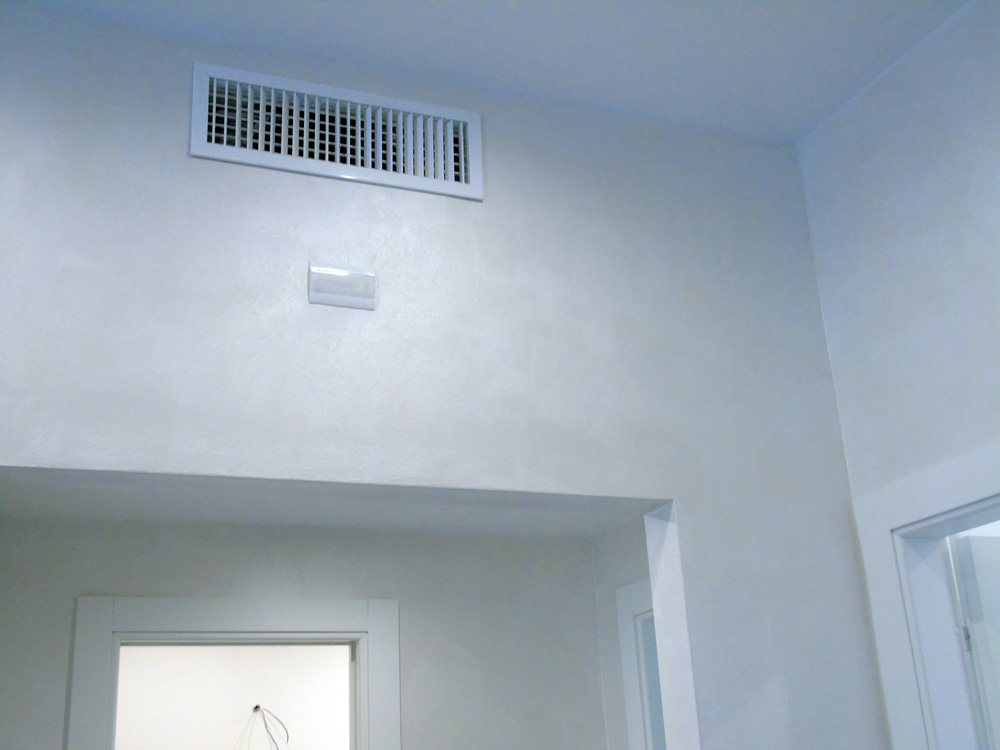 Fornitura e posa in opera di impianto di condizionamento canalizzato e realizzazione controsoffitto.