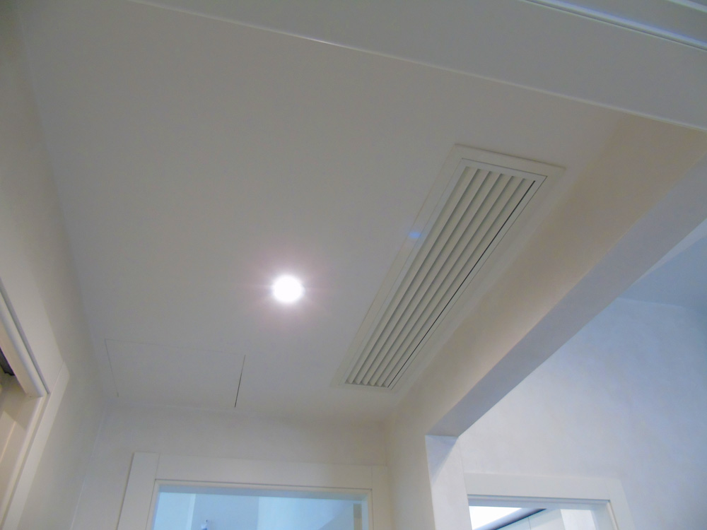 Fornitura e posa in opera di impianto di condizionamento canalizzato e realizzazione controsoffitto.