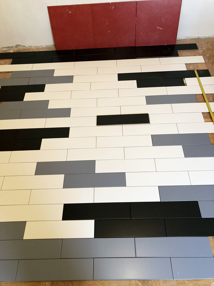 Realizzazione impianto idraulico di carico e scarico, impianto termico e elettrico. Compresa fornitura di sanitari, box doccia, rubinetteria, pavimenti e rivestimenti. Lavoro chiavi in mano.