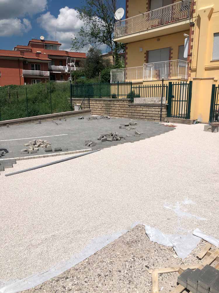 Realizzazione nuovo parcheggio comune con muri perimetrali dei giardini.