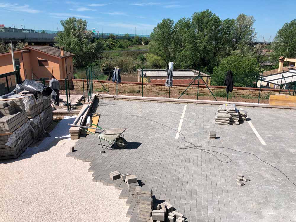 Realizzazione nuovo parcheggio comune con muri perimetrali dei giardini.