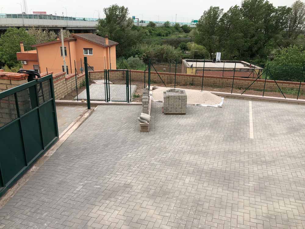 Realizzazione nuovo parcheggio comune con muri perimetrali dei giardini.