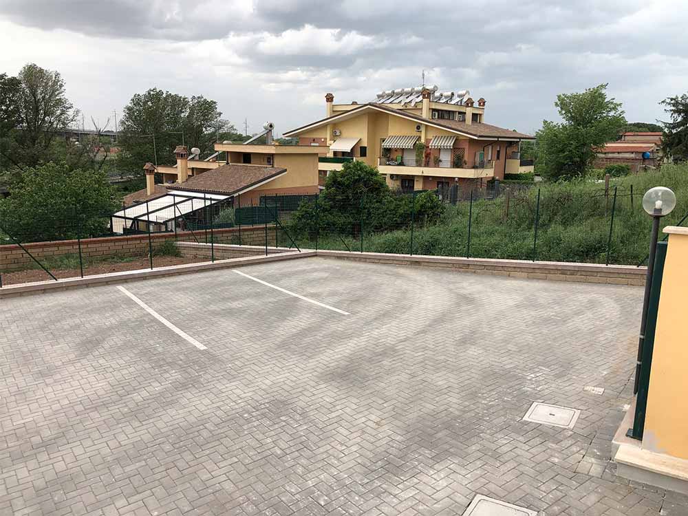 Realizzazione nuovo parcheggio comune con muri perimetrali dei giardini.