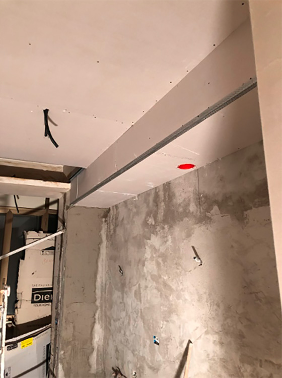 Realizzazione di controsoffitto e velette con faretti.