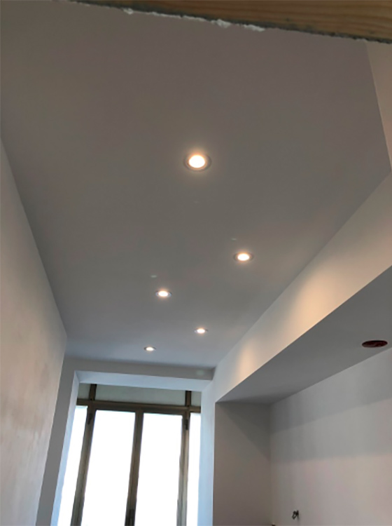 Realizzazione di controsoffitto e velette con faretti.